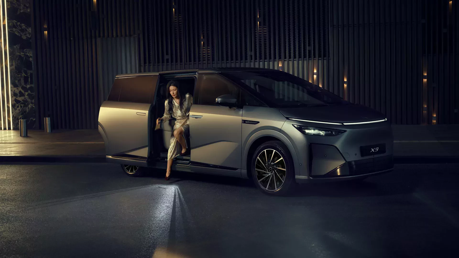 Xpeng X9 minvan EV