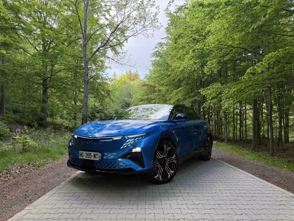 Jeździmy najnowszym Alpine A390. Ma pełno zabawek z Formuły 1 i czuć w nim rajdowego ducha A110