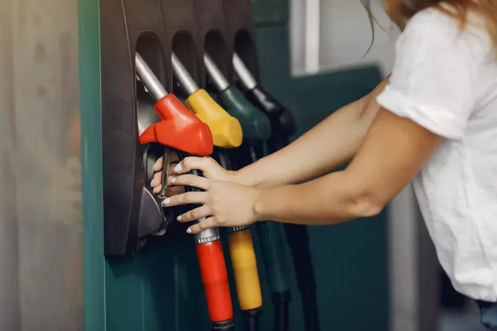 Na stacjach pojawiło się nowe paliwo. Większość kierowców nie ma pojęcia o tej istotnej zmianie
