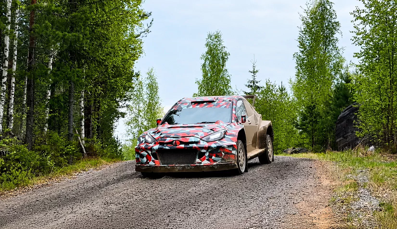 Toyota już szykuje się do tytułu mistrza świata w 2027 r. Nie tylko Ott Tanak dosiadł GR Yarisa WRC27 w świątyni prędkości