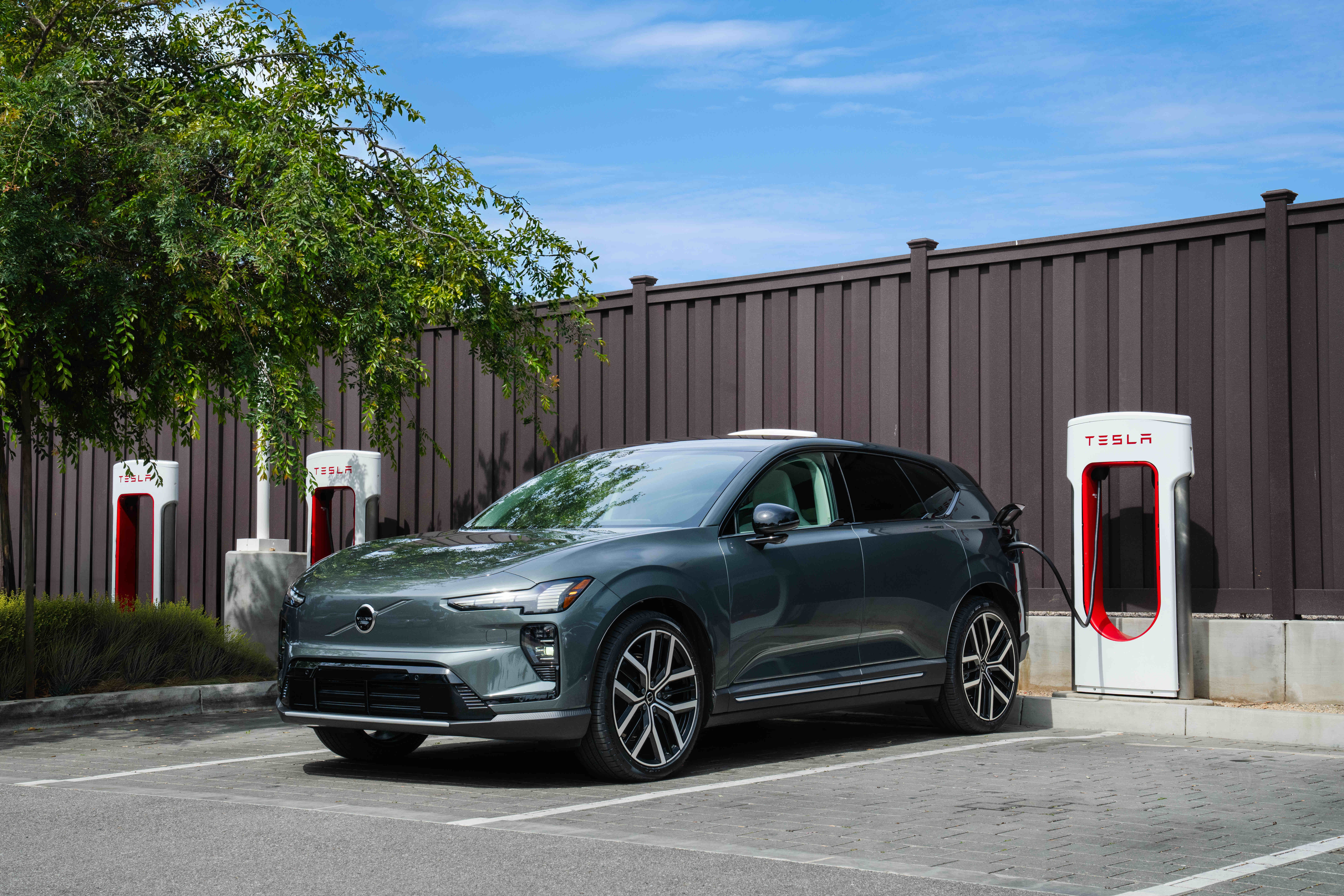 Volvo udostępnia możliwość ładowania w sieci Tesla Supercharger z poziomu aplikacji. Usługa dostępna także w Polsce