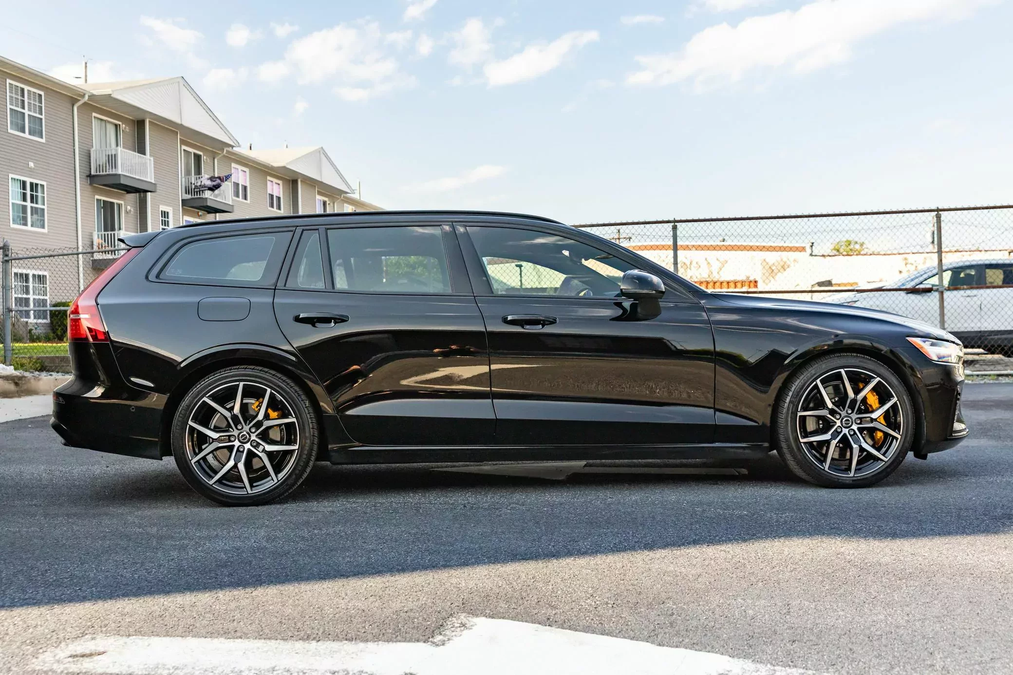 3-letnie Volvo V60 T8 o mocy 455 KM w full opcji. Piękne egzemplarze za ok. 200 tys. złotych