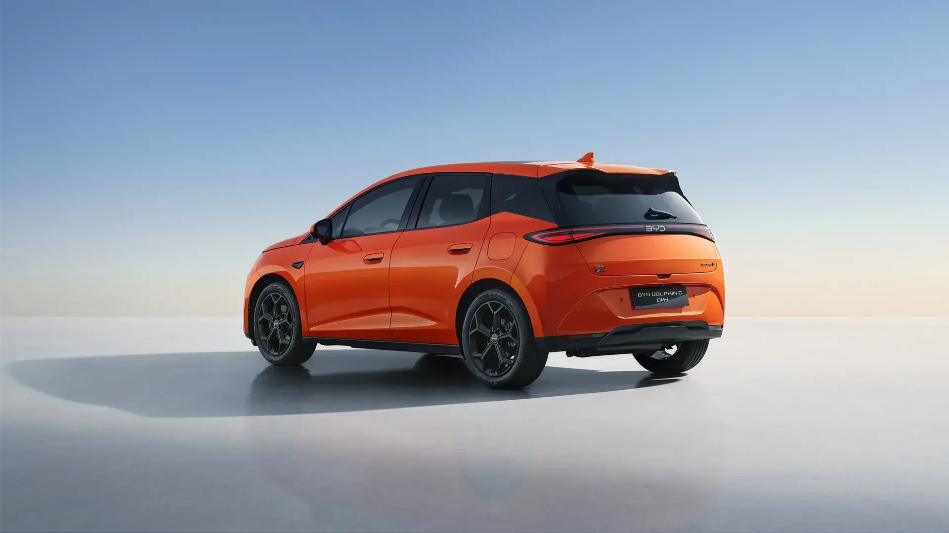 Hybrydowy BYD Dolphin G wjeżdża do salonów. Cennik i wyposażenie uruchamiają alarmy w Toyocie