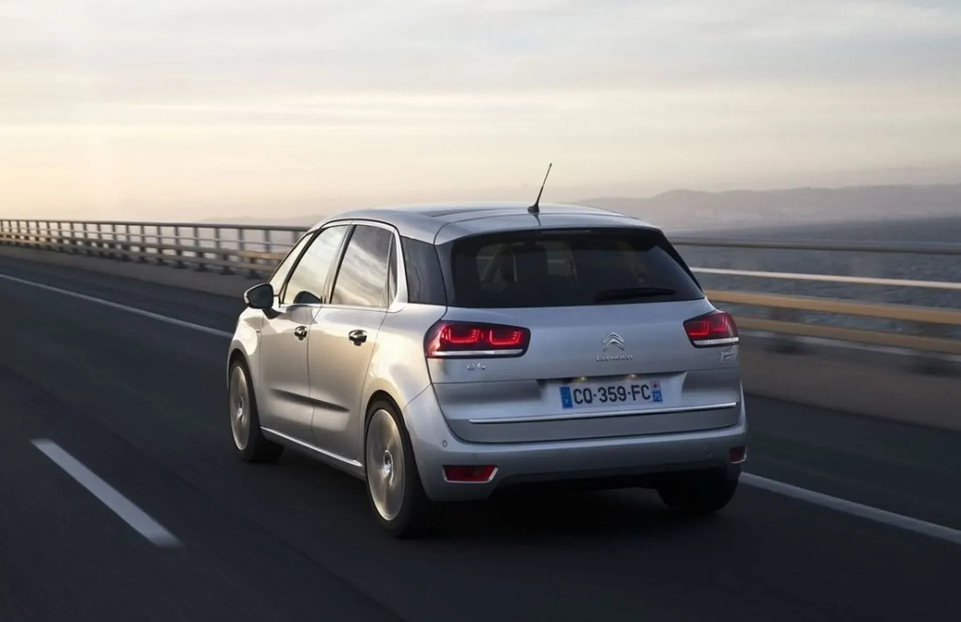 Citroen C4 Picasso silnik benzyna diesel cena ceny opinie oceny zalety wady tanio używany minivan otomoto