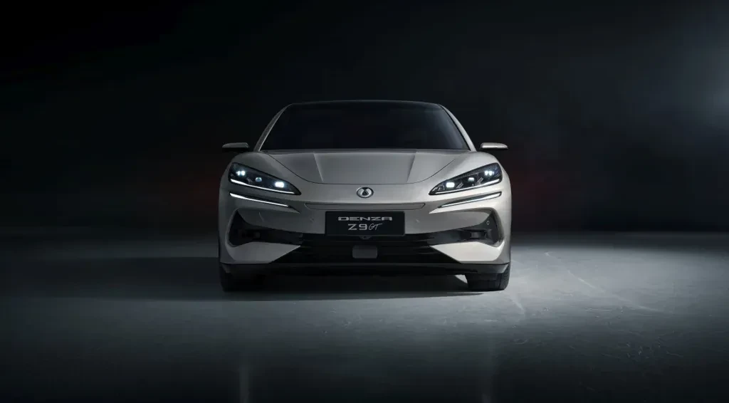 Ten chiński sedan ma moc 870 koni mechanicznych i napęd na cztery koła. Konkurencja nie dowierza