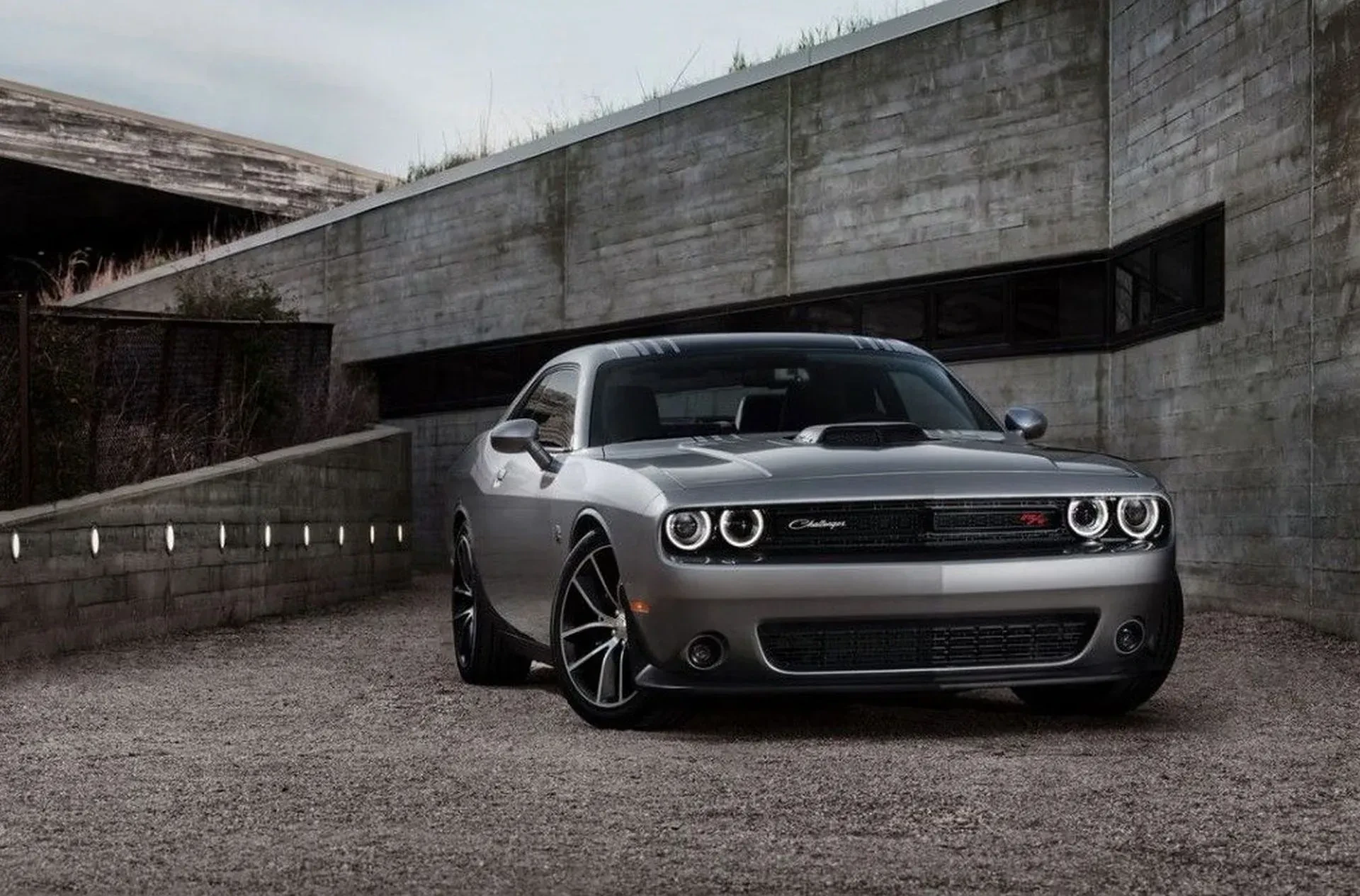 Dodge Challenger silnik benzyna hemi moc osiągi ceny cena opinie oceny zalety wady używany otomoto tanio