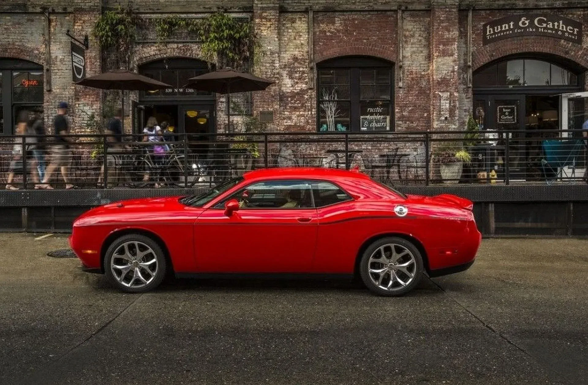 Dodge Challenger silnik benzyna hemi moc osiągi ceny cena opinie oceny zalety wady używany otomoto tanio