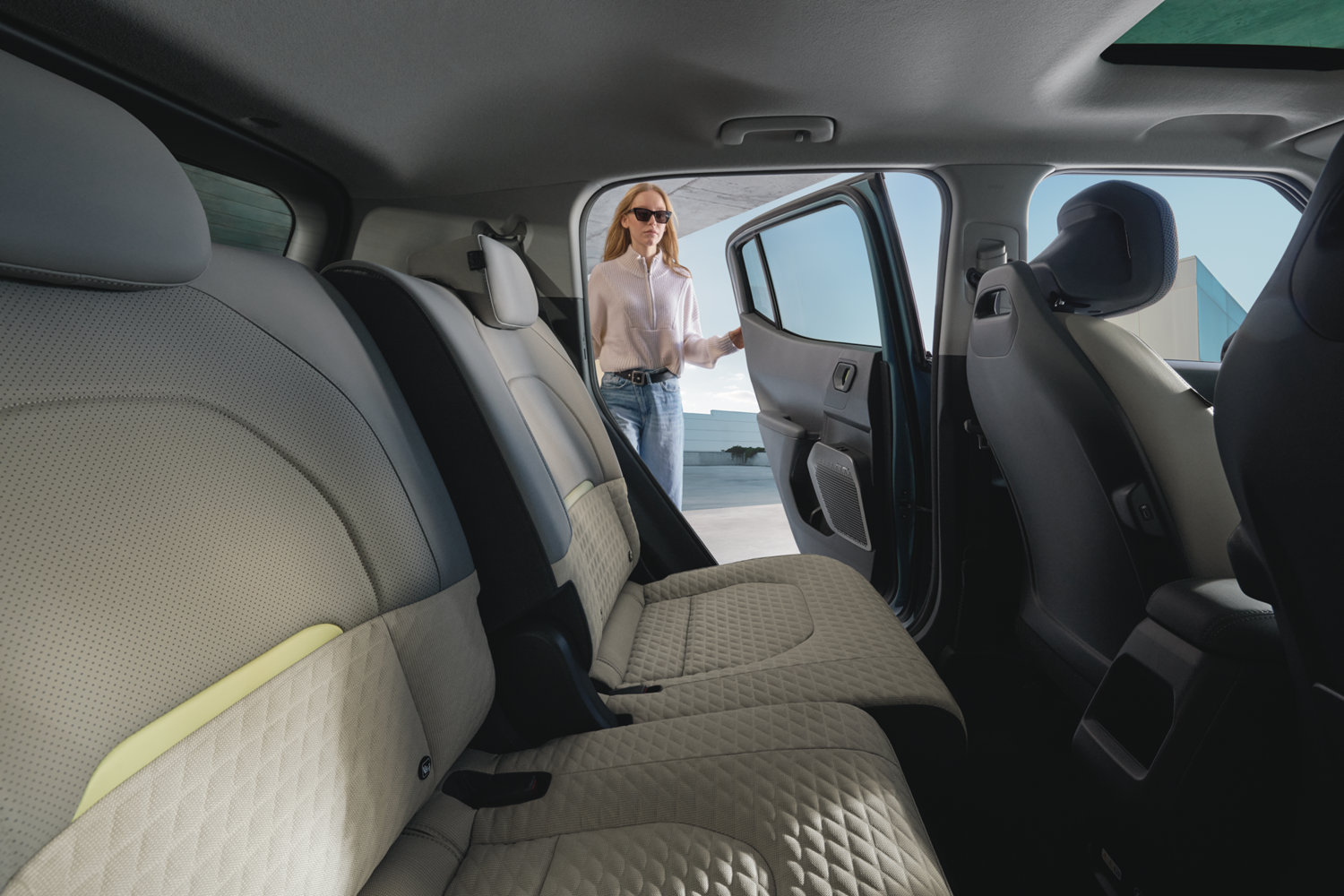 Kia EV2 2026 widok wnętzra SUV-a