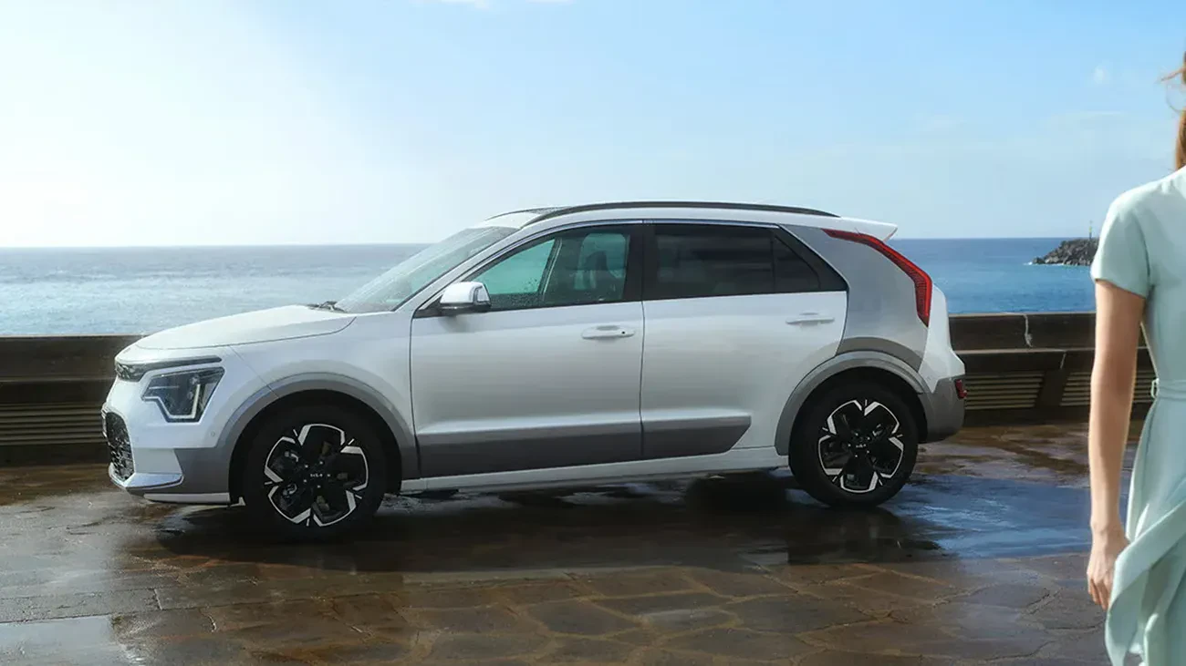 Kia Niro biały crossover widok z boku