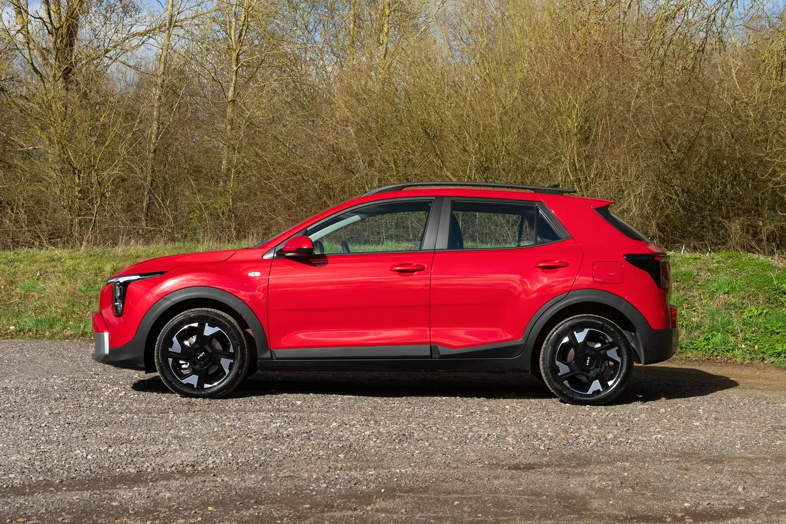 Nowa Kia Stonic tani SUV w kolorze signal red