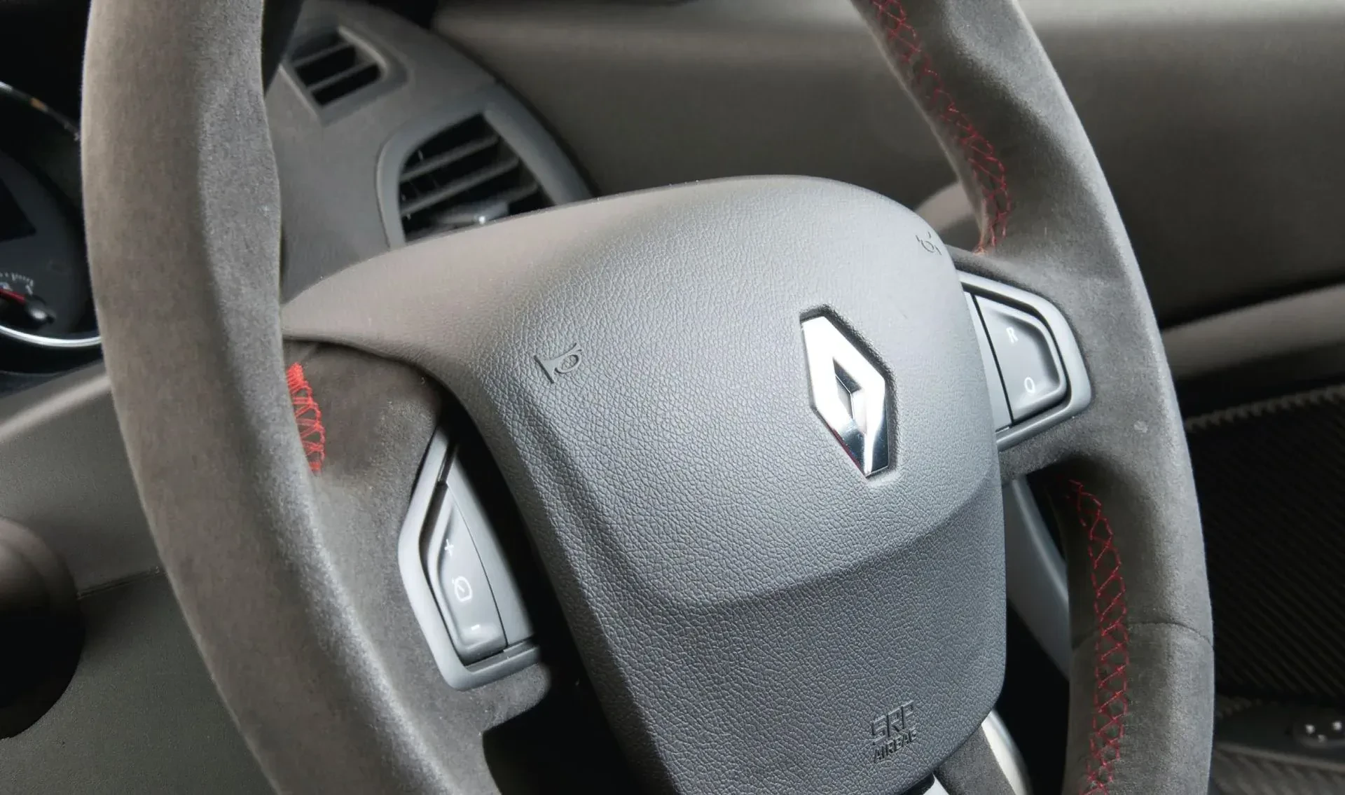 Mówią, iż to Renault to idealny samochód na dojazdy do pracy. Cena jest wręcz śmiesznie niska
