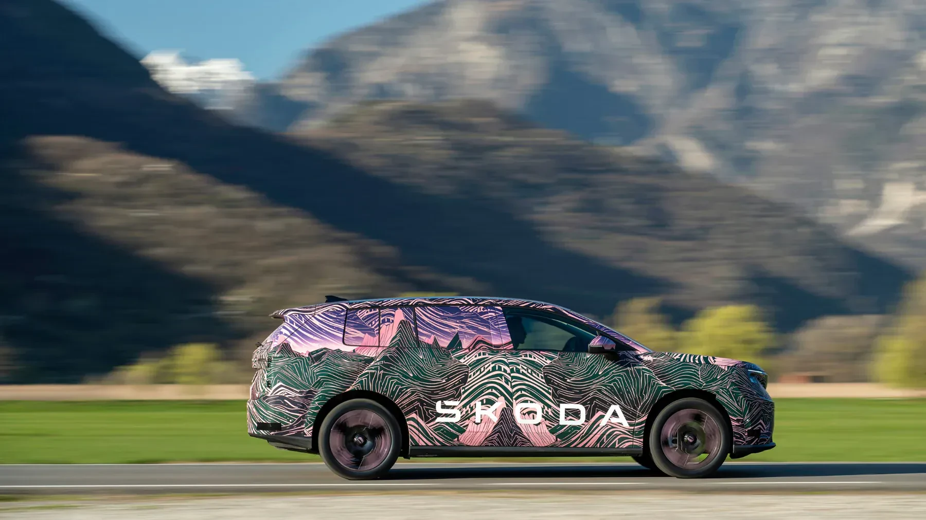 Skoda Peaq w kamuflazu zdjecie z boku