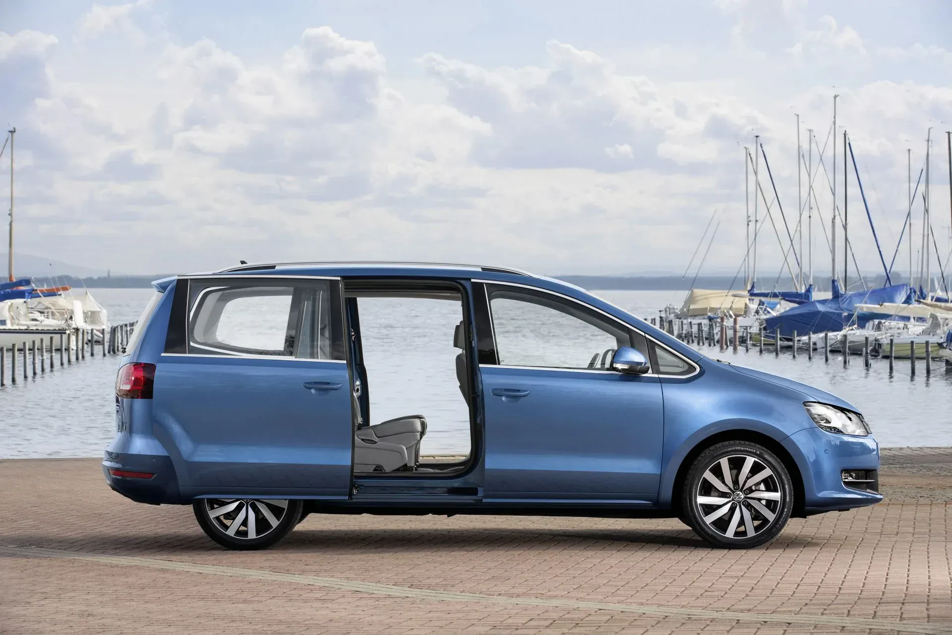 Volkswagen Sharan minivan rodzinny samochód cena ceny opinie oceny zalety wady używany druga generacja nowy otomoto