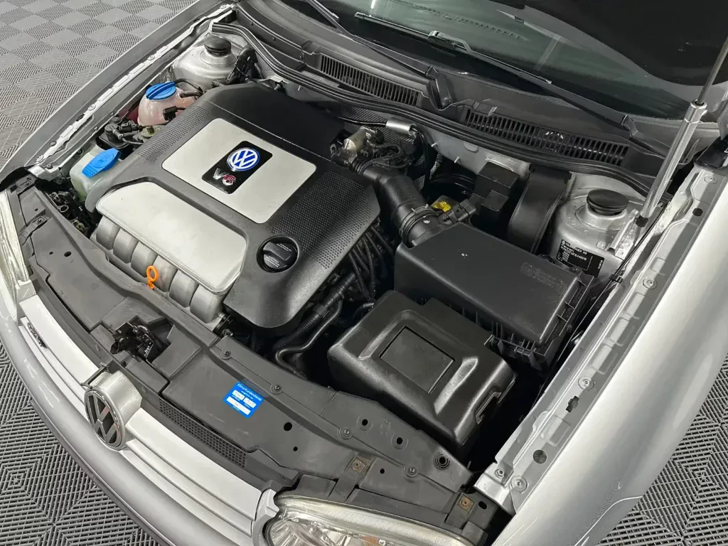 V6, manual, drewno i troje drzwi. Wyjątkowy Volkswagen Golf z prawie zerowym przebiegiem na sprzedaż