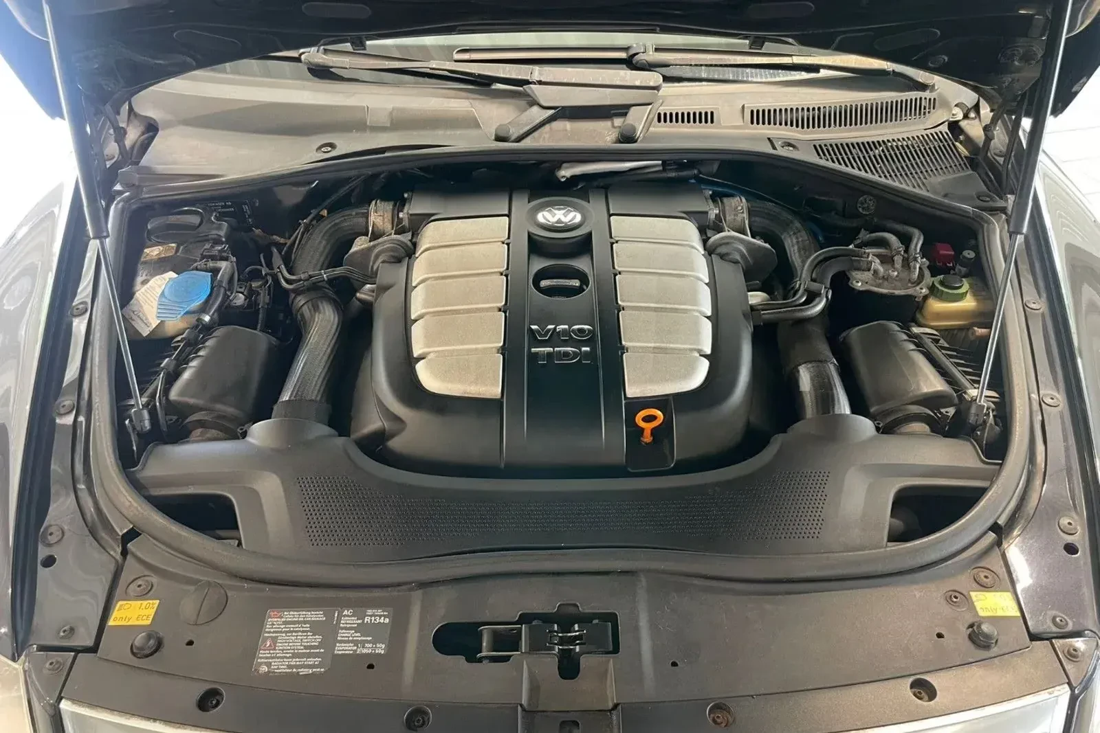 Potężny VW Touareg z 5-litrowym V10 TDI na sprzedaż. Jest w świetnym stanie i kosztuje tylko 30 tysięcy złotych