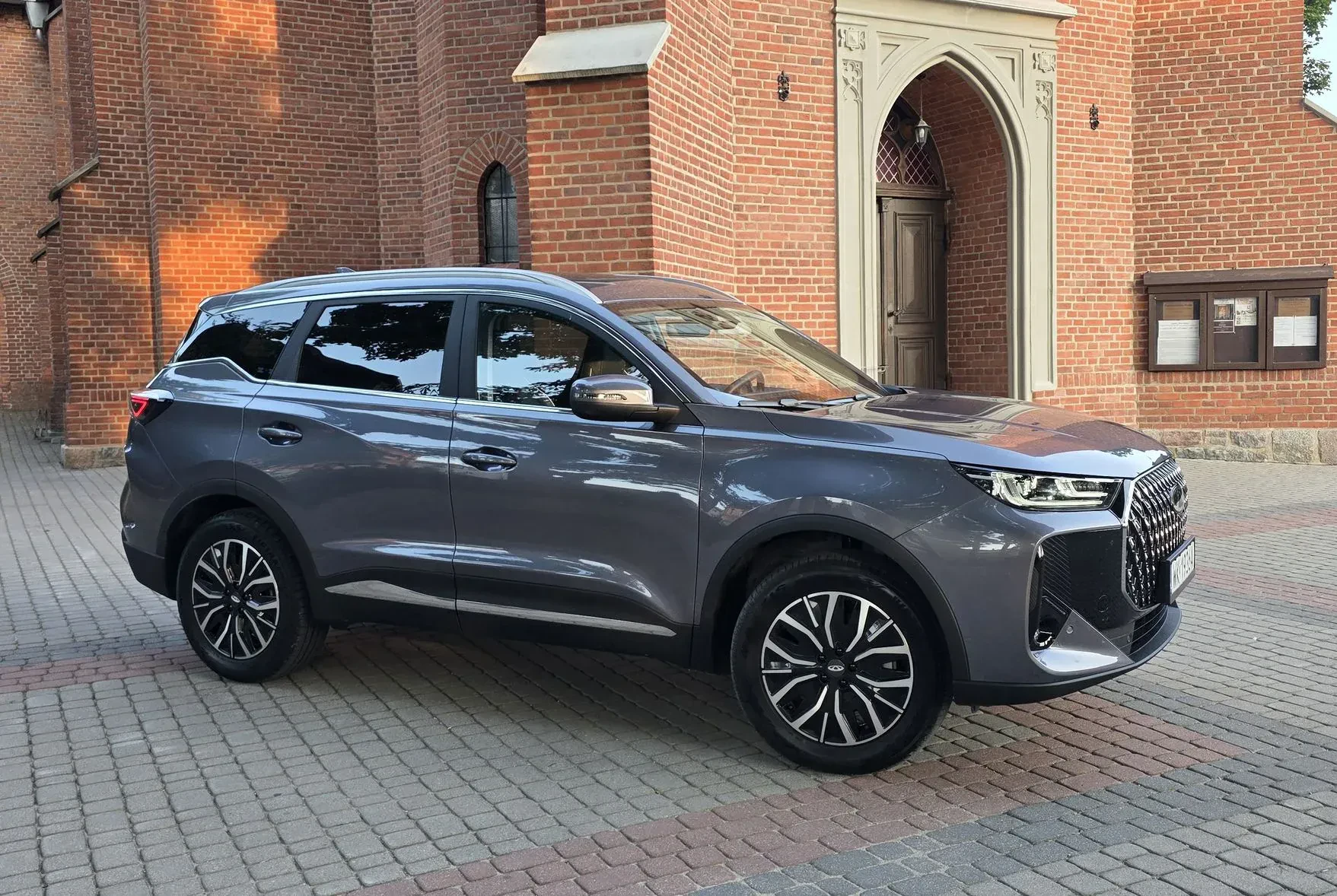 Chery Tiggo 7 HEV – pierwszy test. Po jazdach na Warmii wiem, dlaczego ten samochód może namieszać na polskim rynku