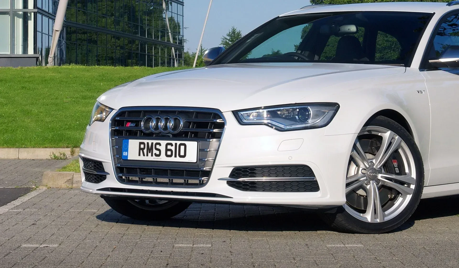 Sportowe Audi wyraźnie potaniało. Czuć tu prestiż i luksus a osiągi robią bardzo duże wrażenie