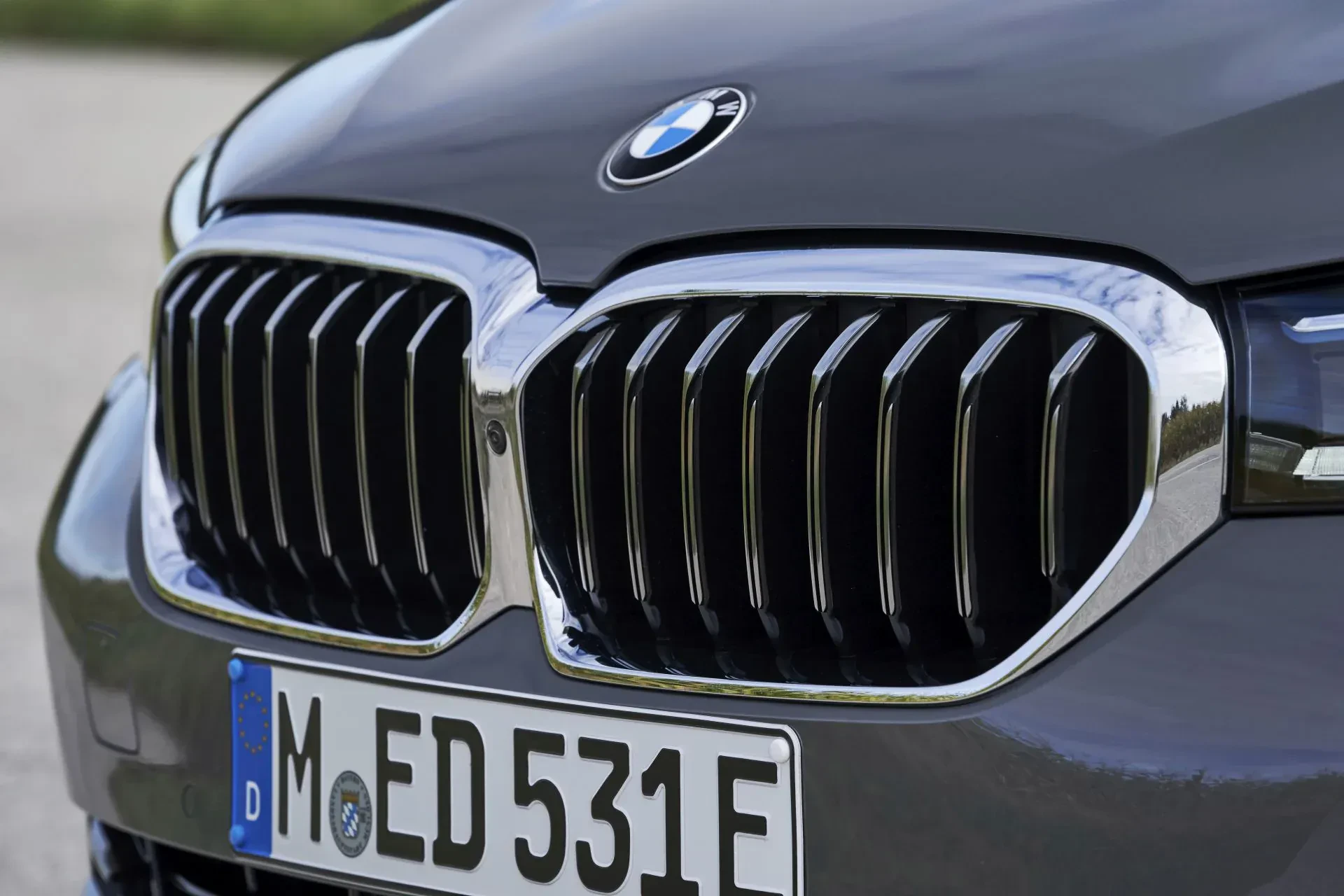 To ostatnie BMW Serii 5 z klasycznym grillem. Symbol piękna, sportowe osiągi i standard premium