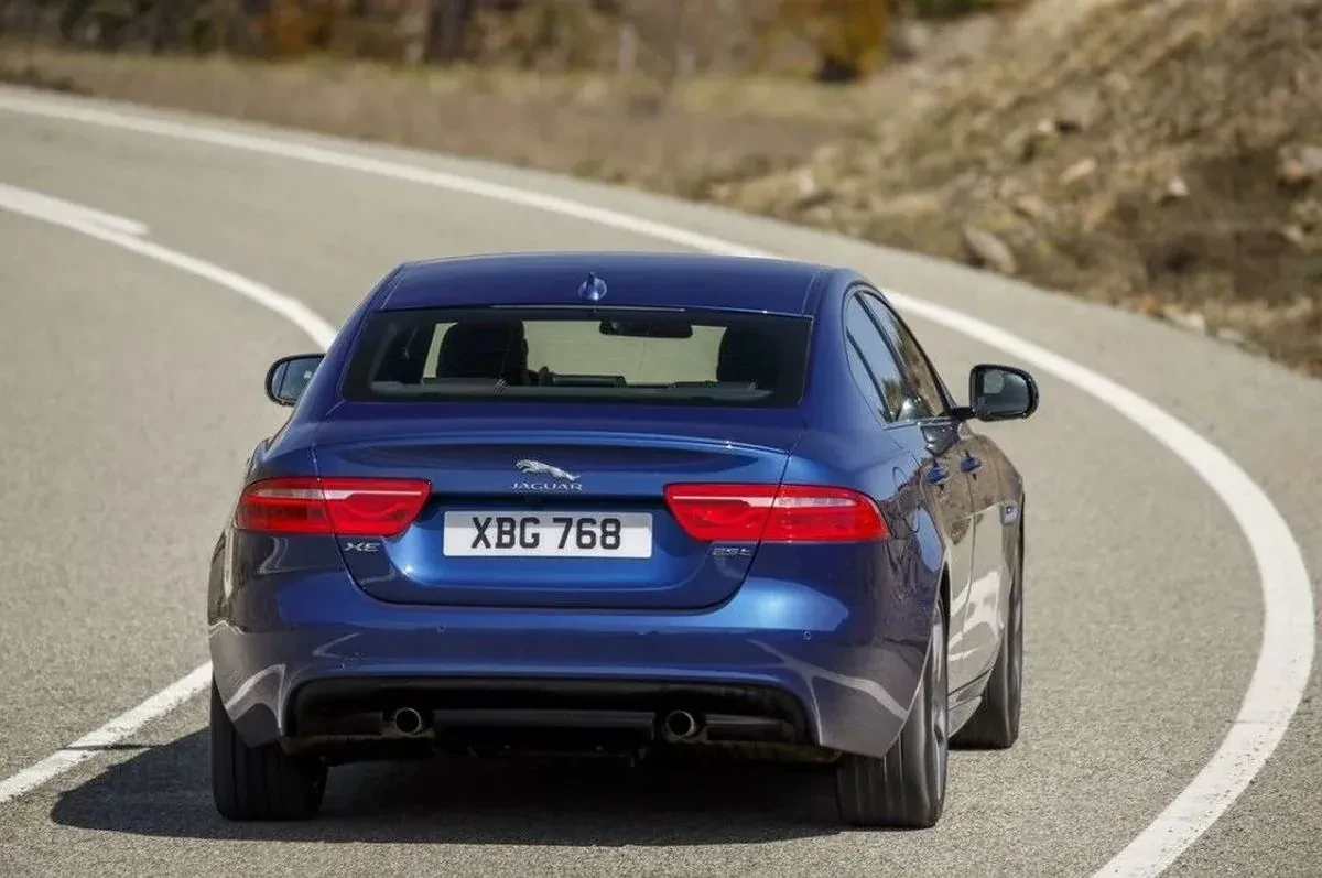 Jaguar XE limuzyna sedan sportowa moc osiągi silnik benzyna diesel cena ceny opinie oceny zalety wady otomoto używany tanio