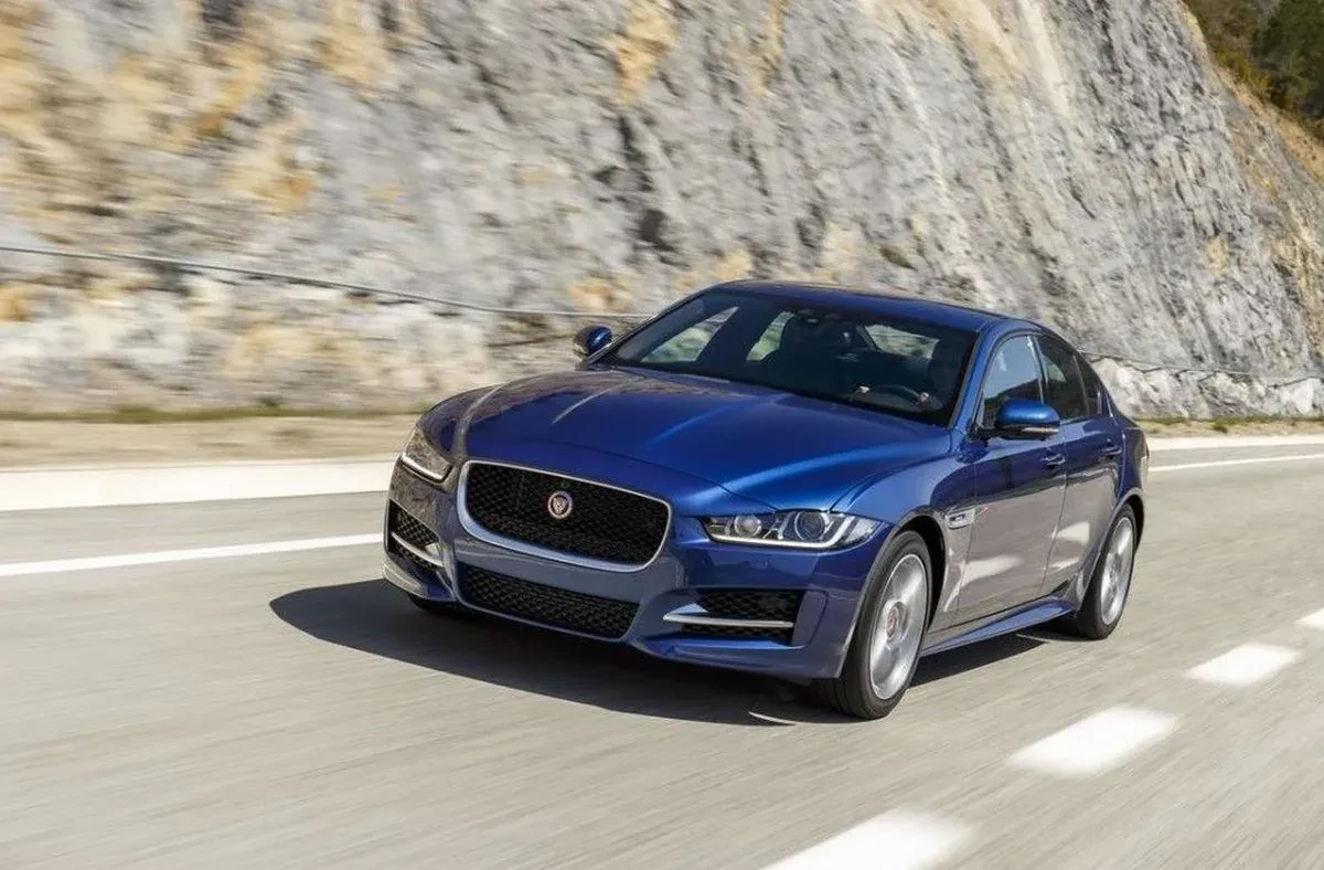 Jaguar XE limuzyna sedan sportowa moc osiągi silnik benzyna diesel cena ceny opinie oceny zalety wady otomoto używany tanio