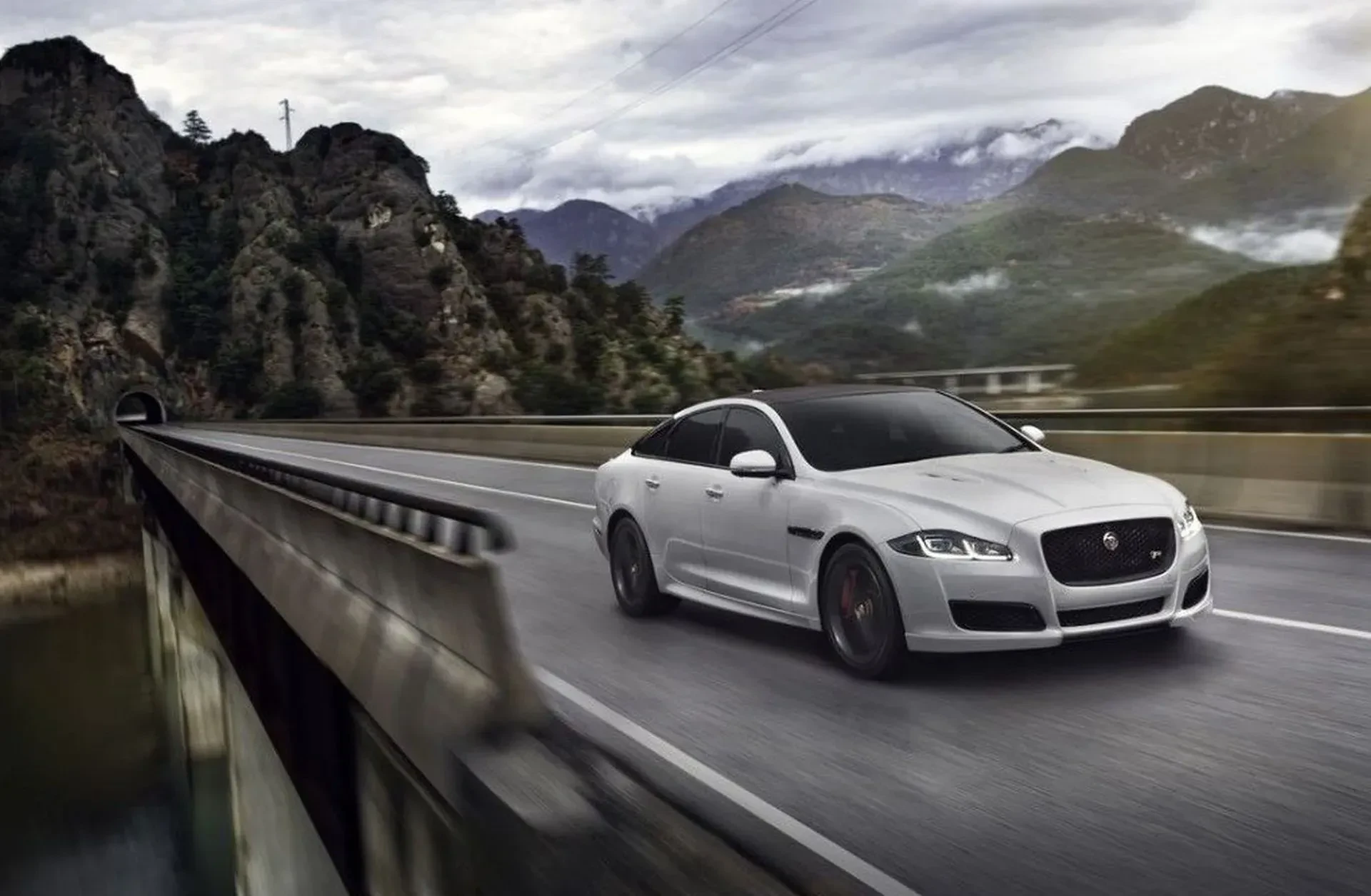 Jaguar XJ cena ceny opinie oceny zalety wady silnik benzyna diesel V8 V6 moc osiągi otomoto tanio używany