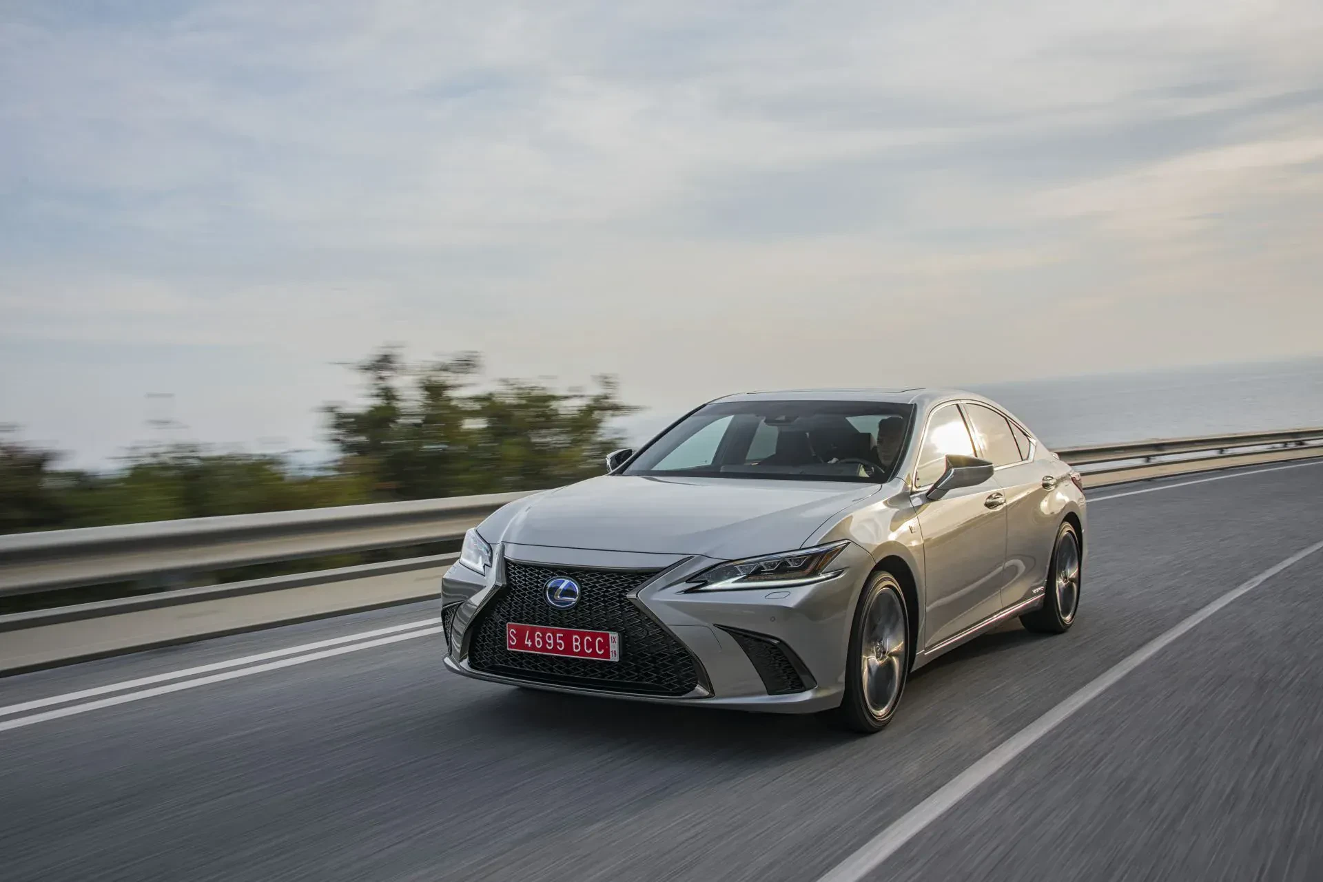 Lexus ES Toyota silnik benzyna hybryda moc opinie oceny zalety wady wyposażenie otomoto używany rocznik cena ceny