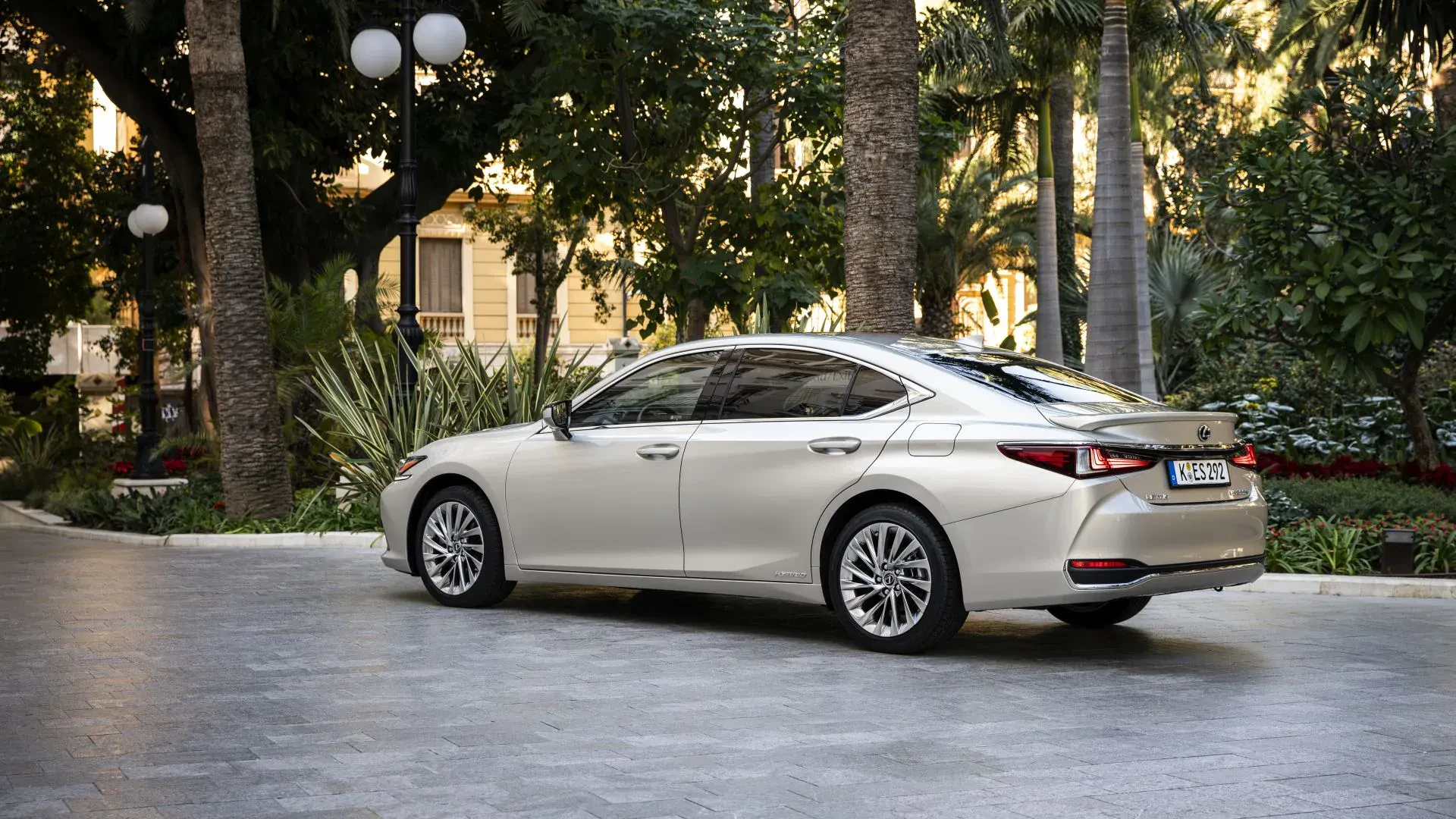 Toyota to przy nim zabawka bez charakteru. Luksusowy sedan nie jest drogi a zachwyca jakością