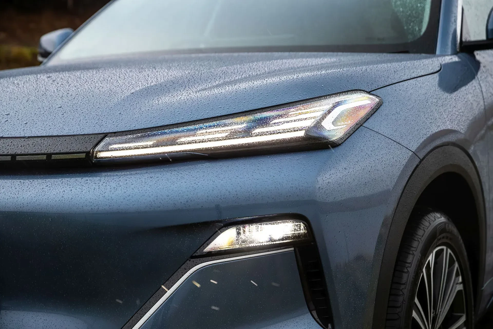 Chiński SUV zachwyca ceną. To hybryda o mocy 262 koni – tymczasem kosztuje tyle, co mały, miejski hatchback