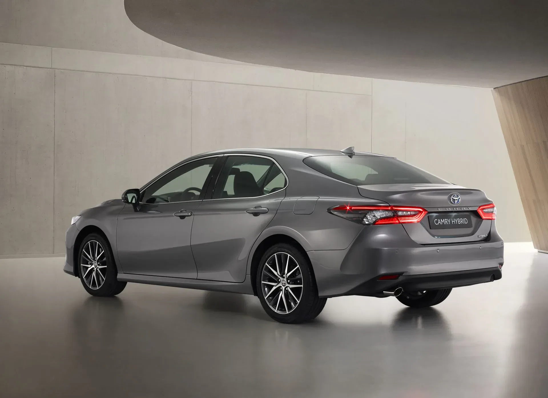 Toyota Camry silnik benzyna hybryda cena ceny Corolla co lepsze różnice wyniki sprzedaży używane otomoto