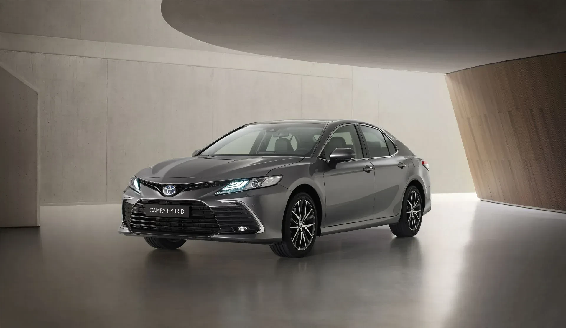 Toyota Camry silnik benzyna hybryda cena ceny Corolla co lepsze różnice wyniki sprzedaży używane otomoto