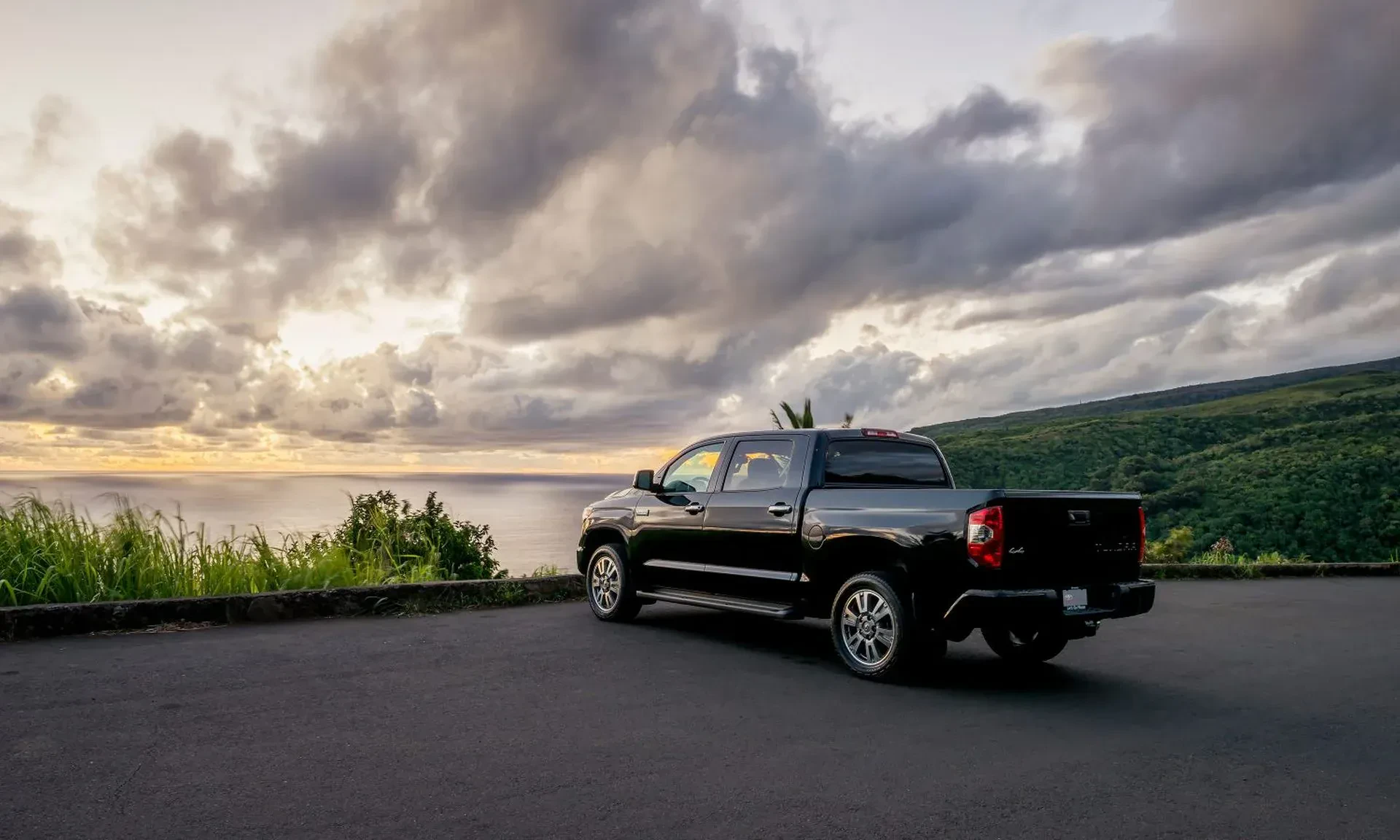 Toyota Tundra silnik benzyna V6 V8 moc pojemność litry cena ceny opinie oceny zalety wady otomoto używany