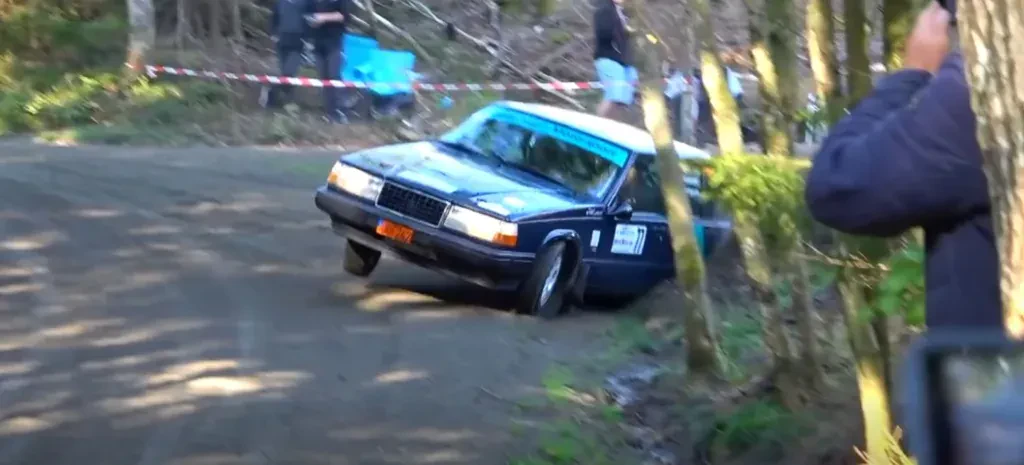 Volvo złamało drzewo i pojechało dalej bez wgniotki. To legendarna wytrzymałość tych aut w pigułce