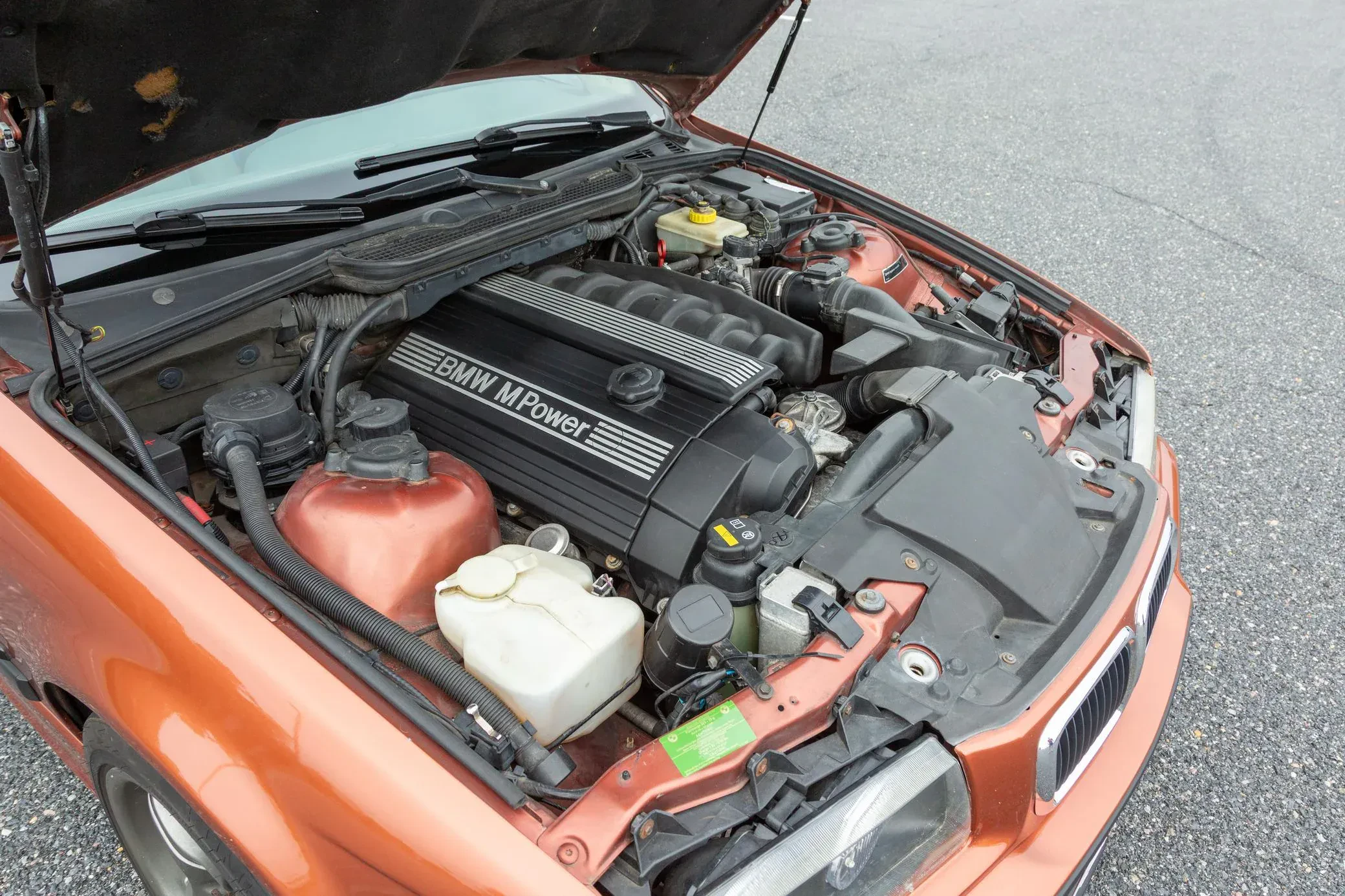 BMW M3 za 46 tysięcy złotych. Ma 3,2-litrowy, 6-cylindrowy silnik i interesujący złoty kolor