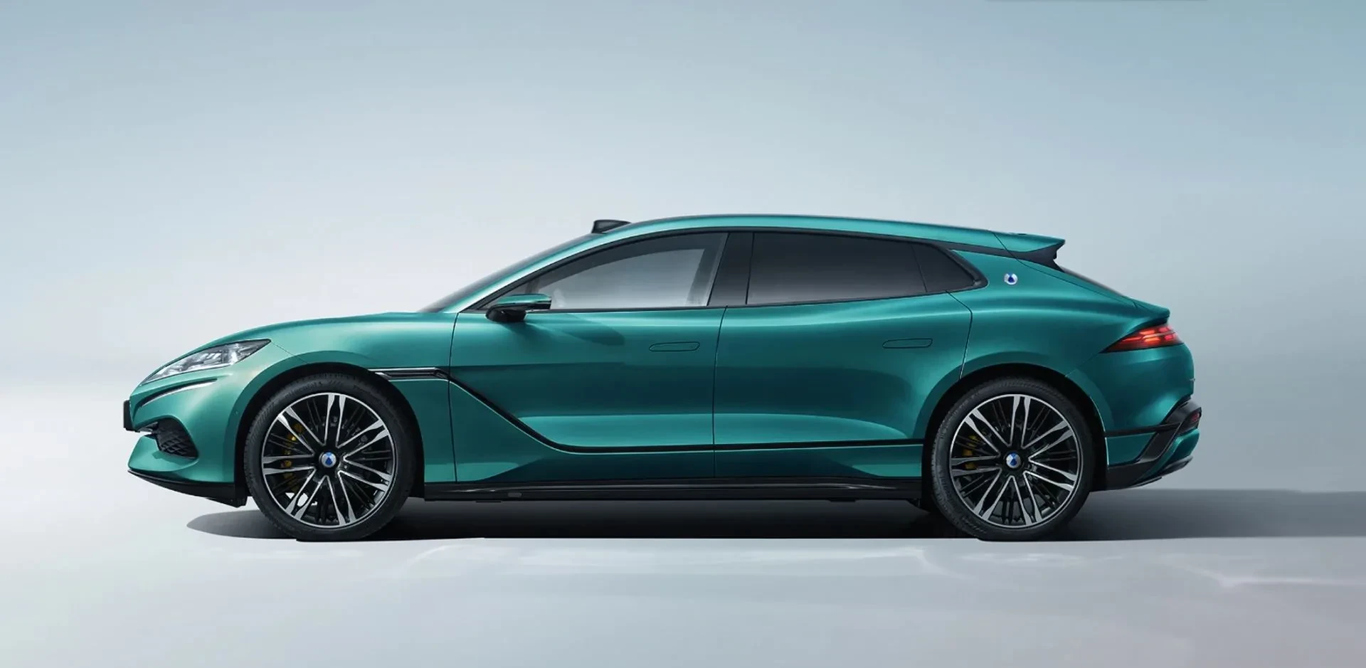 Denza Z9 GT silnik moc osiągi konie cena ceny chiny chiński chińczyk sedan shooting brake opinie oceny właściwości wyposażenie