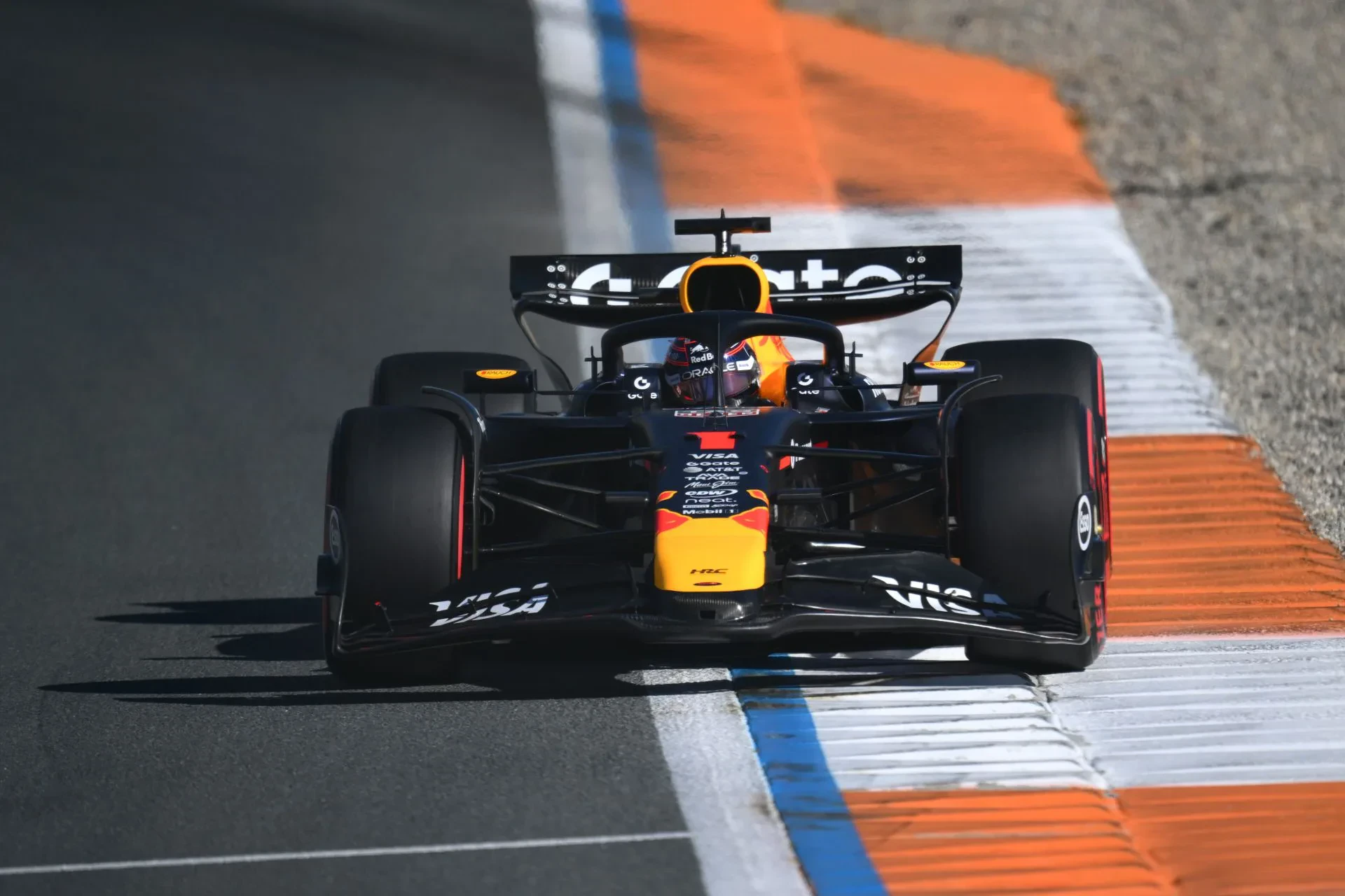 Koniec wakacyjnej przerwy w F1 – powraca ściganie. Najlepsi kierowcy świata zawitali do Holandii