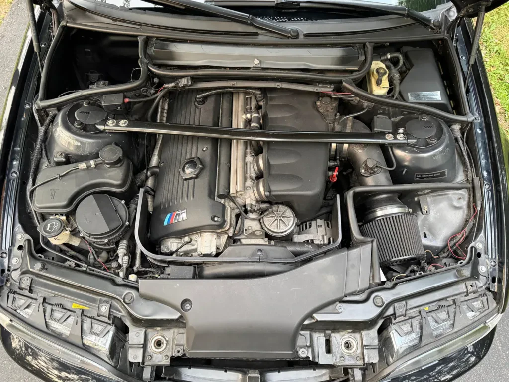 BMW M3 z kultowym silnikiem i niskimi przebiegami. Ceny zaczynają się od 50 tysięcy złotych