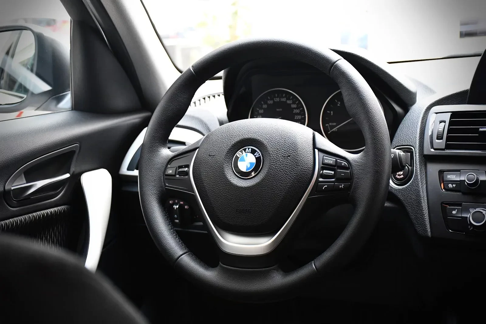 Nowoczesne BMW za 56 tysięcy złotych. Nie jest piękne, ale jest praktycznie nowe