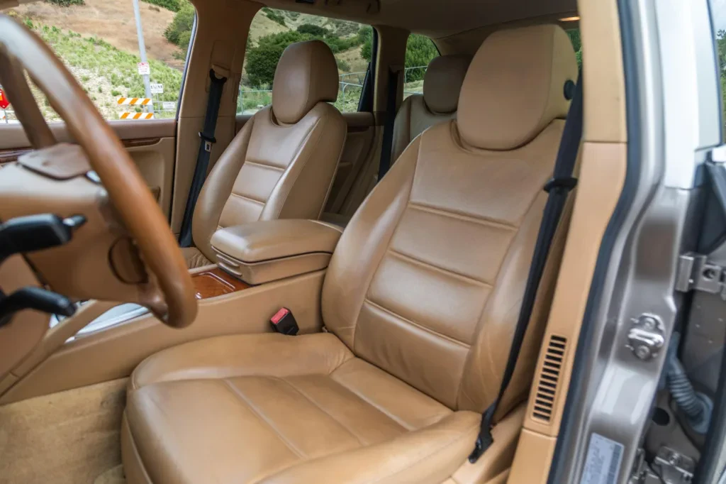 Porsche Cayenne S z przebiegiem 120 tys. km. Ma 4,5-litrowe V8 i kosztuje 34 tysiące złotych