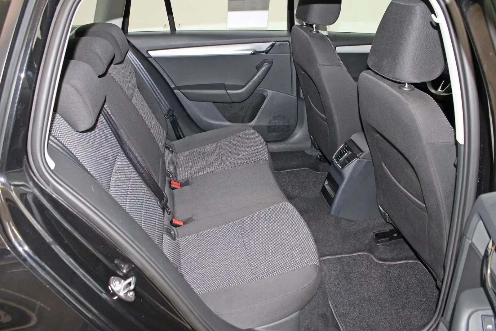 Niemal nowa Skoda Octavia 2.0 TDI w kombi. Wszystko w jednym taniej niż Fabia