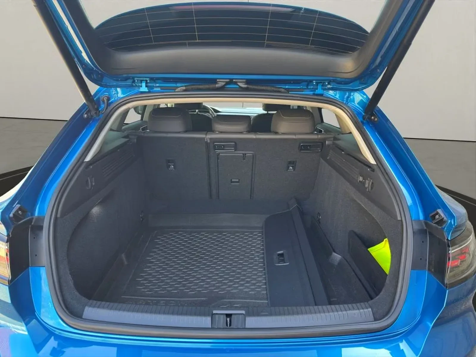 Stylowe kombi od VW to alternatywa dla Superba. Za 100 tys. zł dostajemy prestiż i komfort z 2.0 TSI, 4×4 i DSG