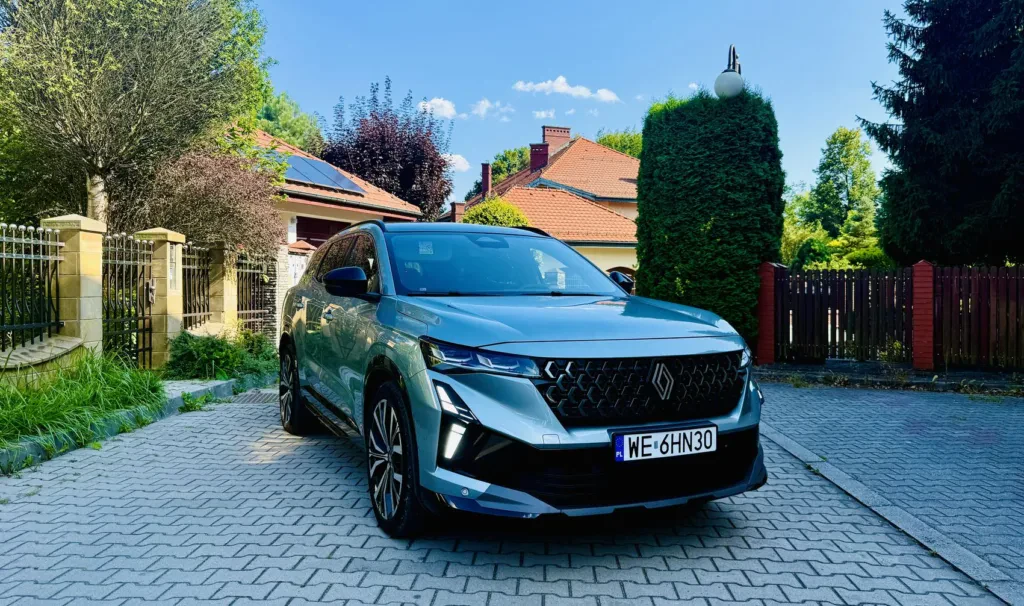 Renault Espace Full Hybrid E-Tech – rodzinny rejs z nutą motorsportowego luzu