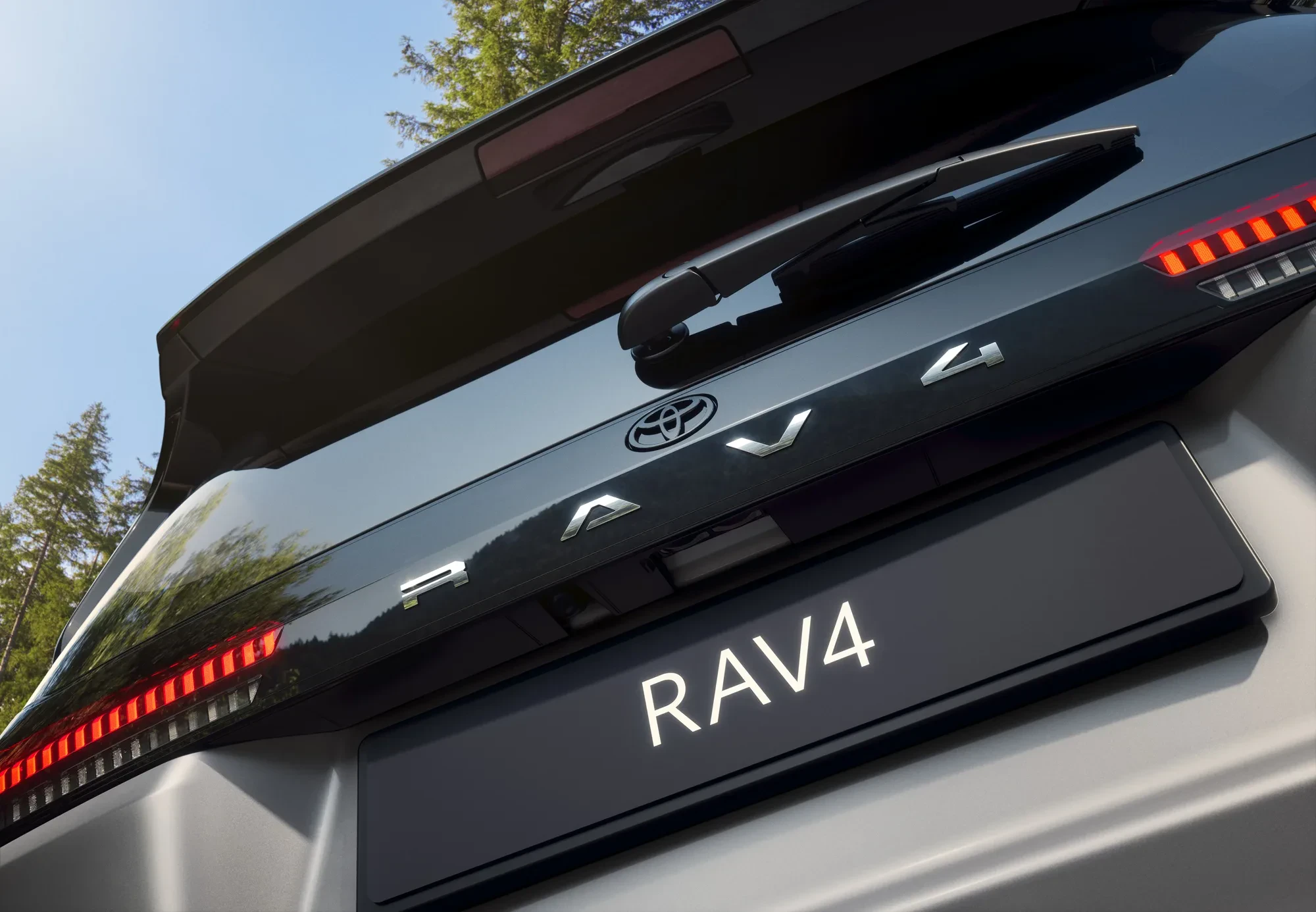 Ukraińcy przesiadają się do nowiutkich Toyot RAV4. Tani bestseller pójdzie w odstawkę?
