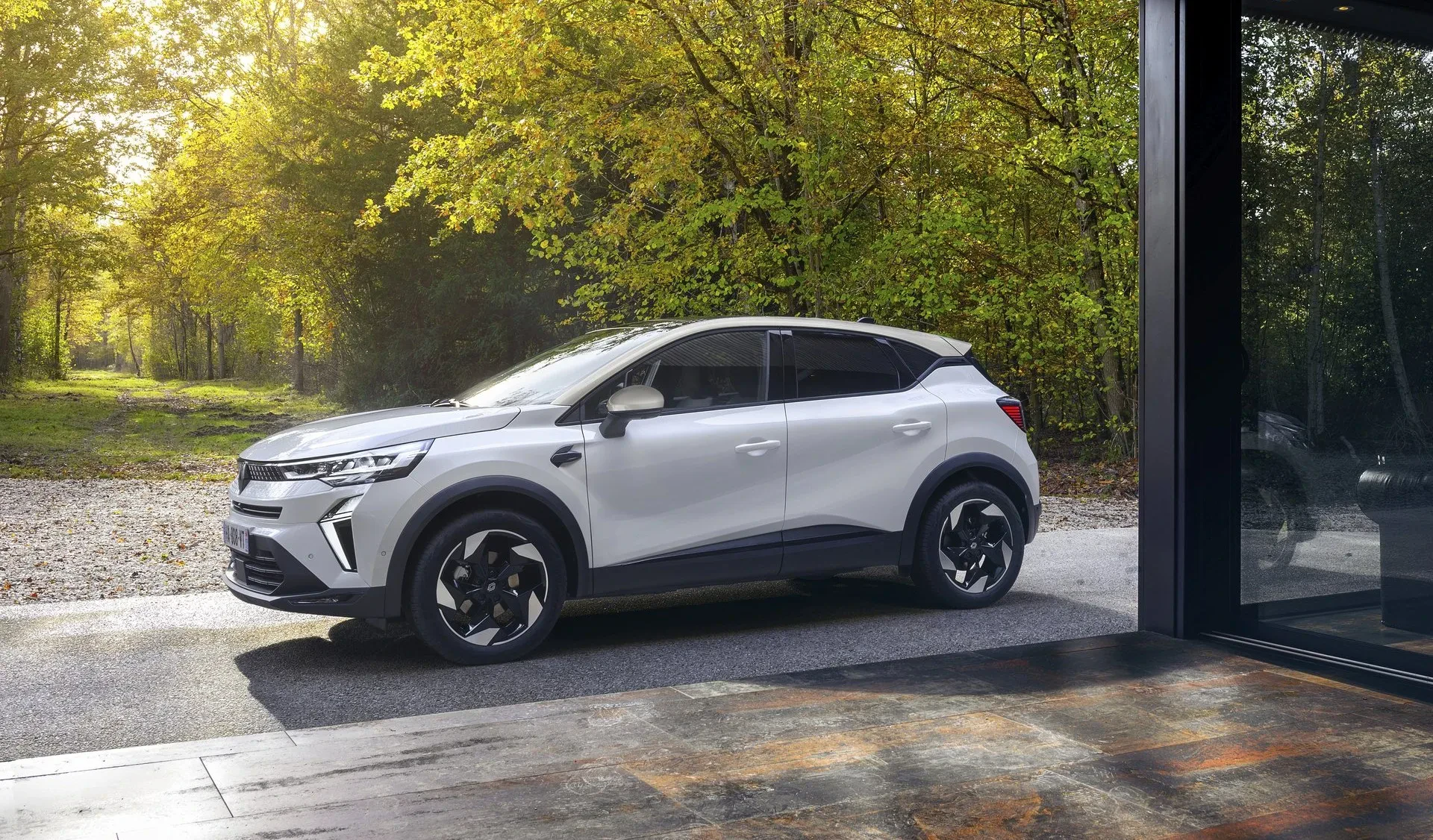 Renault zagina cenoprzestrzeń, oferując SUV-a z zasięgiem 1400 km za kwotę nowego Clio. Sprawdziłem, w których salonach dostępność jest od ręki