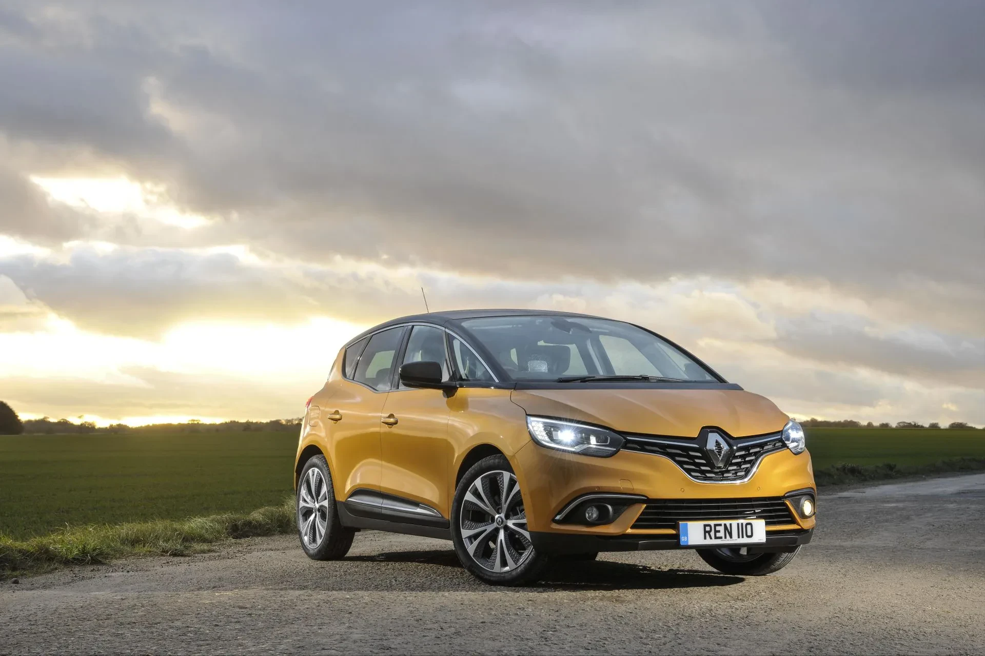 Renault Scenic minivan nowszy nowy używany otomoto cena ceny opinie oceny zalety wady silnik benzyna diesel spalanie
