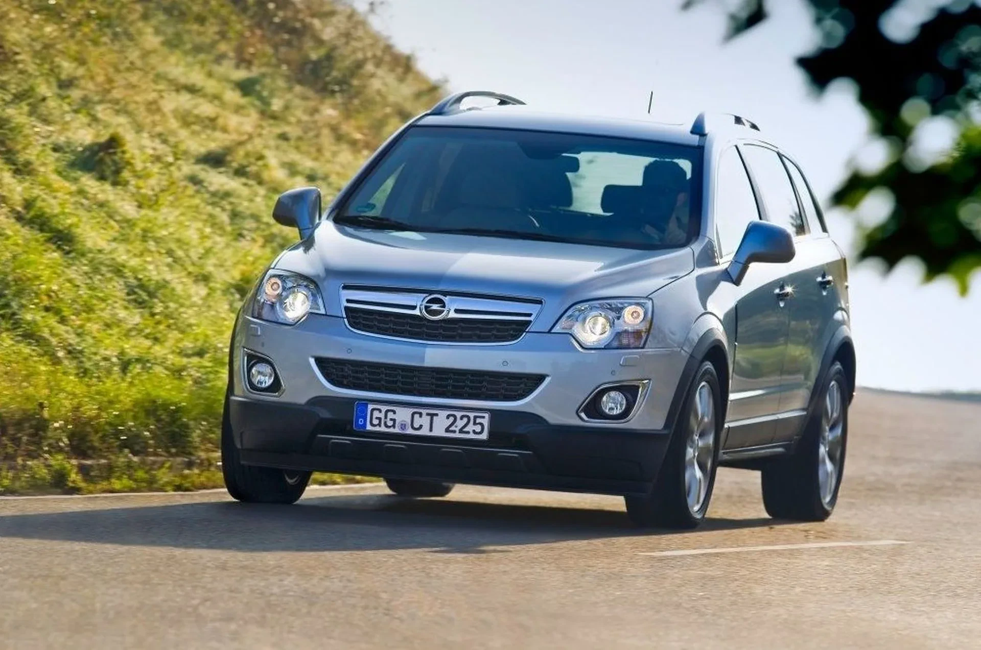 SUV Opel Antara silnik benzyna diesel spalanie napęd moc osiągi cztery koła opinie oceny zalety wady wyposażenie cena ceny