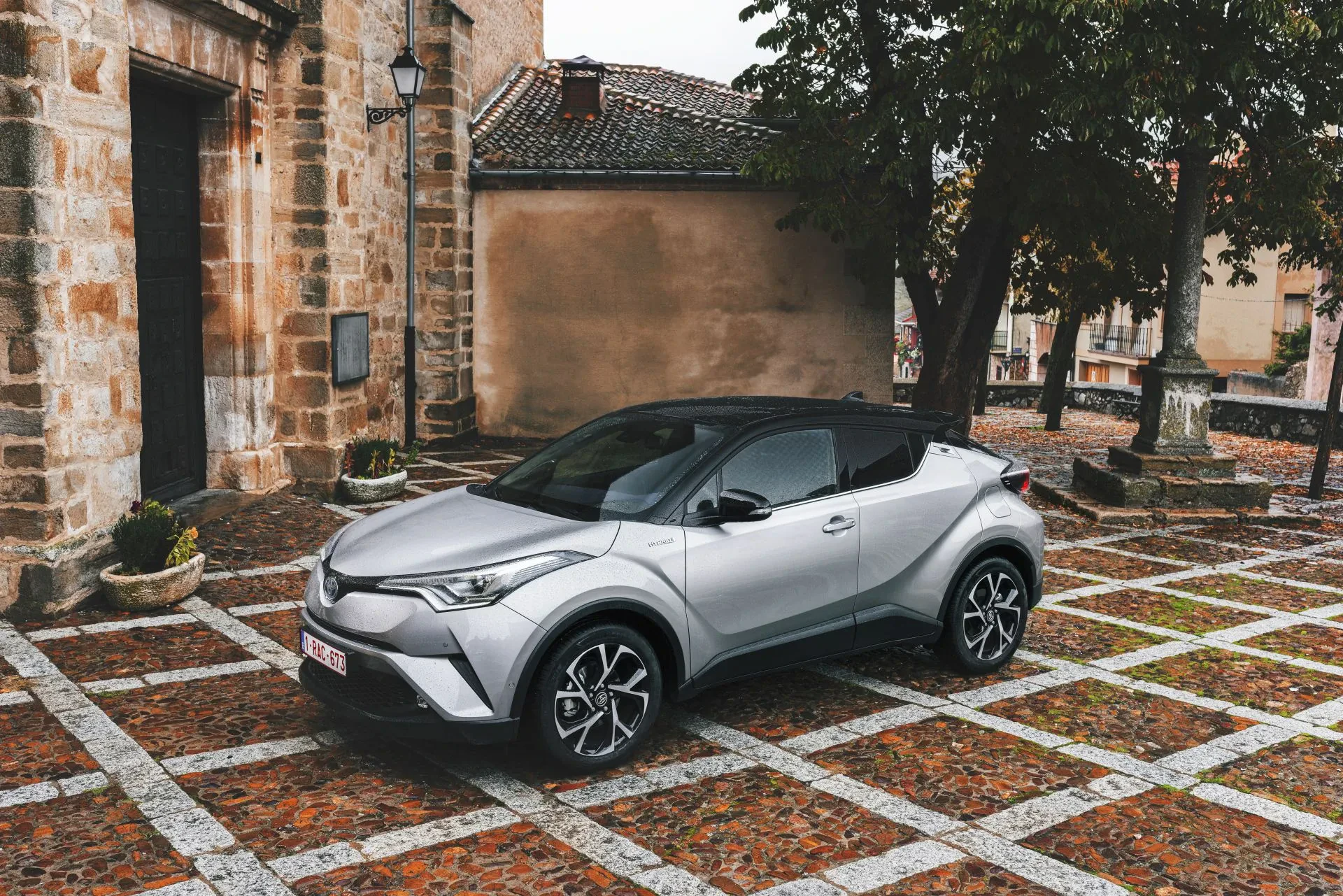 Toyota C-HR SUV crossover silnik benzyna hybryda moc spalanie opinie oceny zalety wady cena ceny otomoto używana
