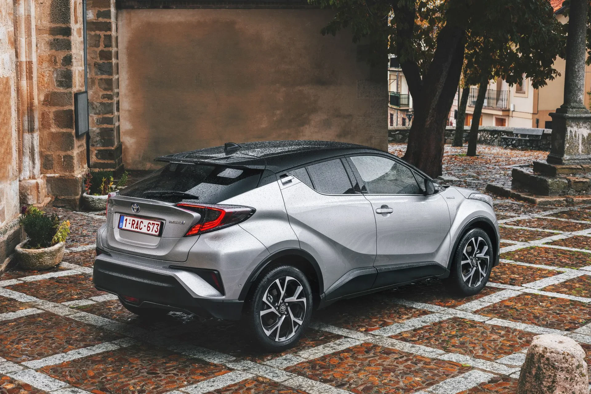 Toyota C-HR SUV crossover silnik benzyna hybryda moc spalanie opinie oceny zalety wady cena ceny otomoto używana