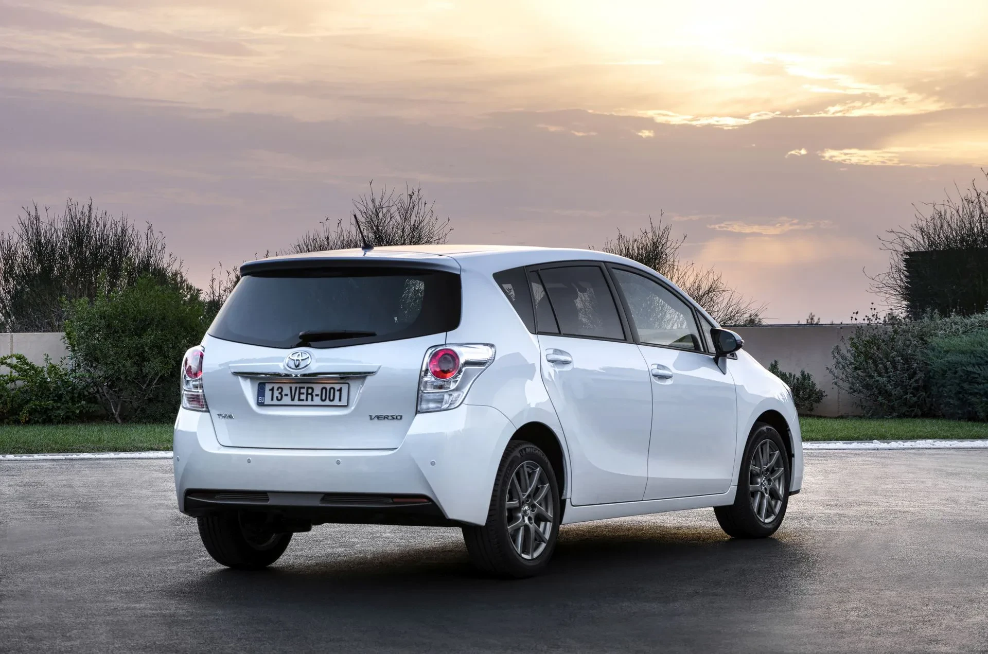 Toyota Verso silnik benzyna diesel cena ceny opinie oceny zalety wady minivan rodzinny otomoto używany