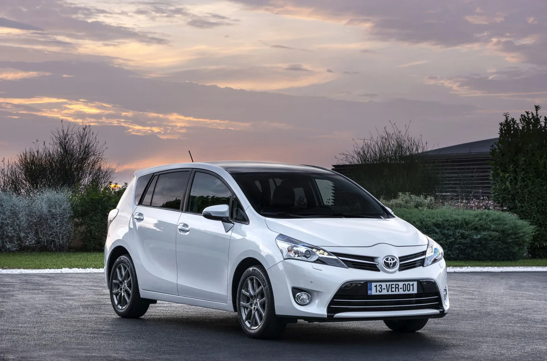 Toyota Verso silnik benzyna diesel cena ceny opinie oceny zalety wady minivan rodzinny otomoto używany