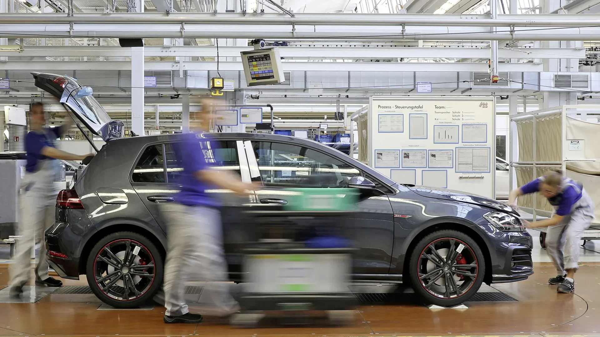 Volkswagen Grupa Audi Porsche kryzys udziały kluby piłkarskie Bayern Monachium Wolfsburg Stuttgart